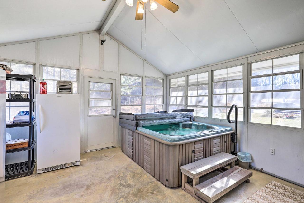 Vila Blue Ridge Mountain Escape With Hot Tub, Grill! Brevard Exteriér fotografie